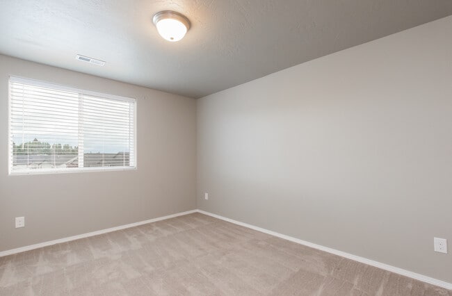 Building Photo - Beautiful 4 Bedroom 2.5 Bath River Run Home