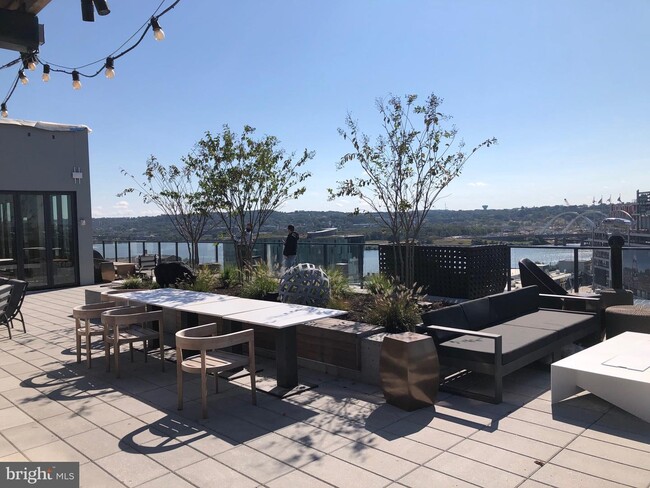 Primary Photo - 70 N St SE