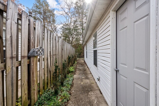 Building Photo - 1576 Chariot Dr