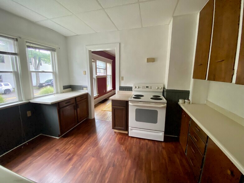 Building Photo - 1063 W 8th St