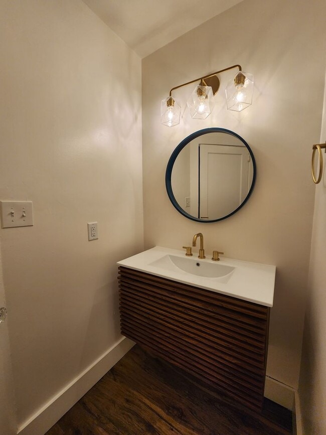 Building Photo - Fairview Bungalow