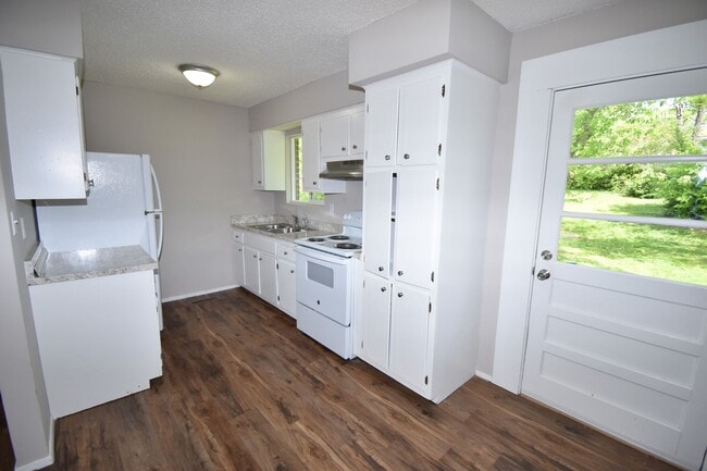 Building Photo - 3 Bedroom 1 Bath Home For Rent Near Heritage Park!