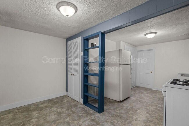 Building Photo - 465 S Dade Ave