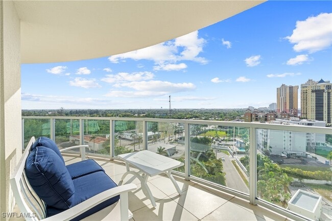 Building Photo - 3000 Oasis Grand Blvd