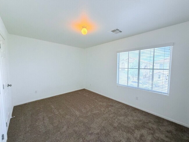 Building Photo - 3 bedroom Conveniently located