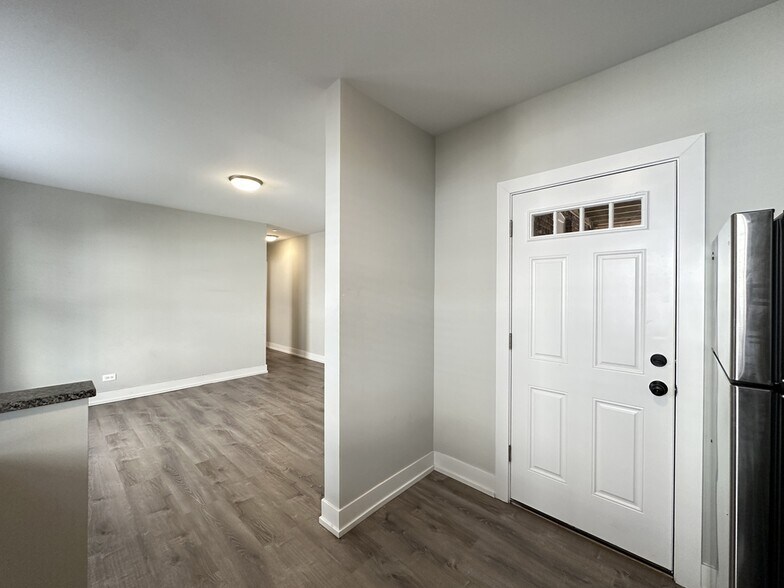 Building Photo - 722 W Brompton Ave