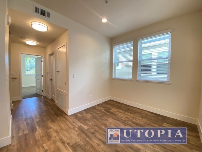 Building Photo - Beautiful and Spacious 3-bedroom, 3.5-bathroom Townhouse Located in the heart of Seabright.