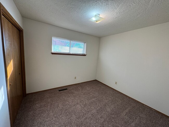 Building Photo - 3 bed, 2 bath, 2 car with 2 extra living s...