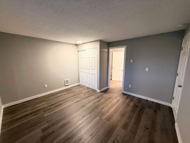 Building Photo - Charming 2-Bedroom Tukwila Townhome with Garage, Parking, Stainless Steel Appliances & Fireplace ...