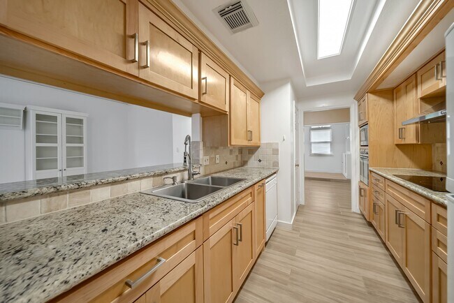 Building Photo - 10732 Briar Forest Dr