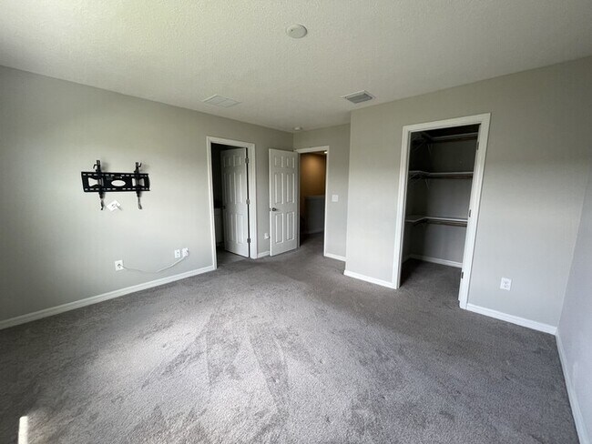 Building Photo - Coming Soon! Spacious 3/2.5 Townhome with ...