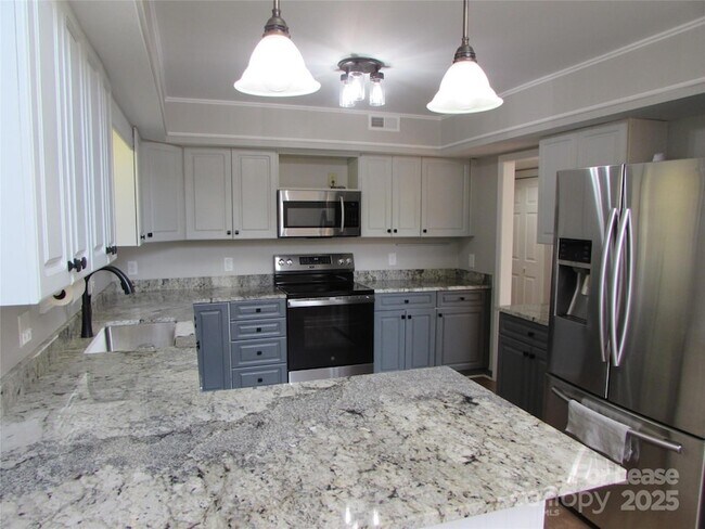 Building Photo - 106 Yorkshire Dr
