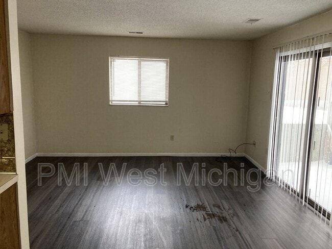 Building Photo - 6043 In the Pines Dr SE