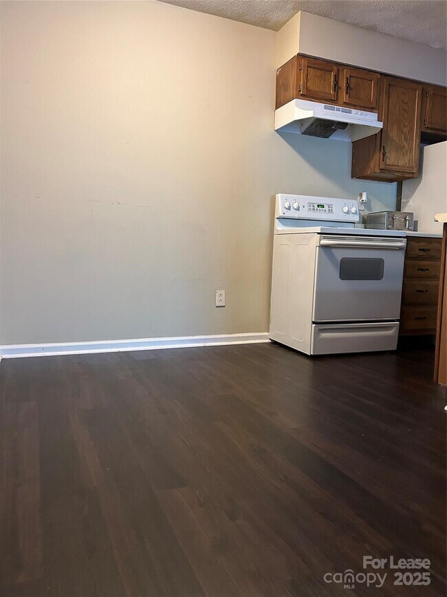 Building Photo - 9629 Vinca Cir