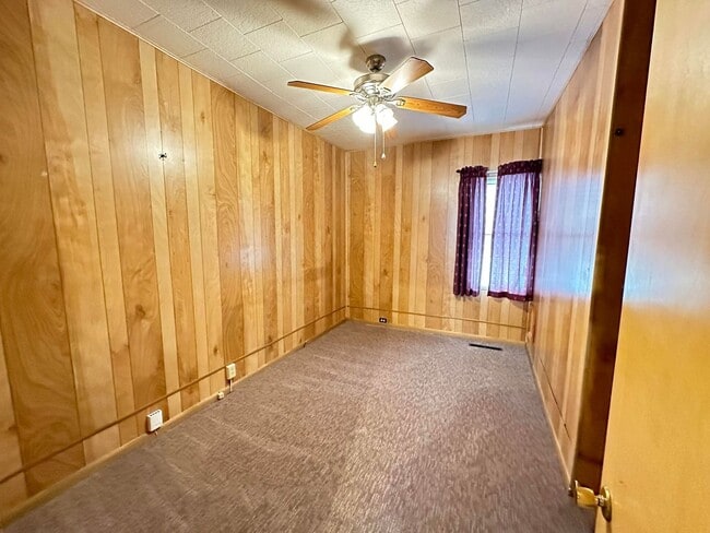 Building Photo - Cute Helper Rental