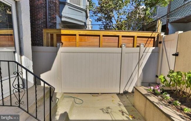 Building Photo - 855 N 24th St