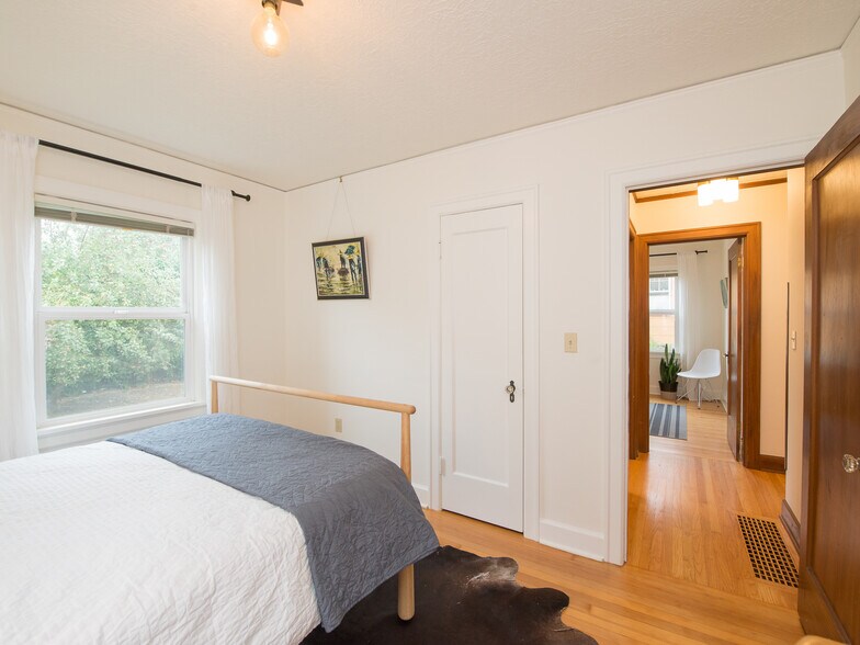 Building Photo - 2323 SE Pine St