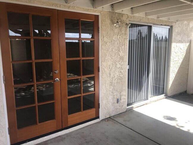 Building Photo - Unbeatable Charm in Camarillo's Colony