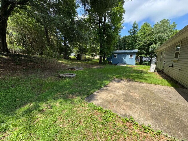 Building Photo - Spacious 3 Bed / 2 Bath Ranch in Establish...