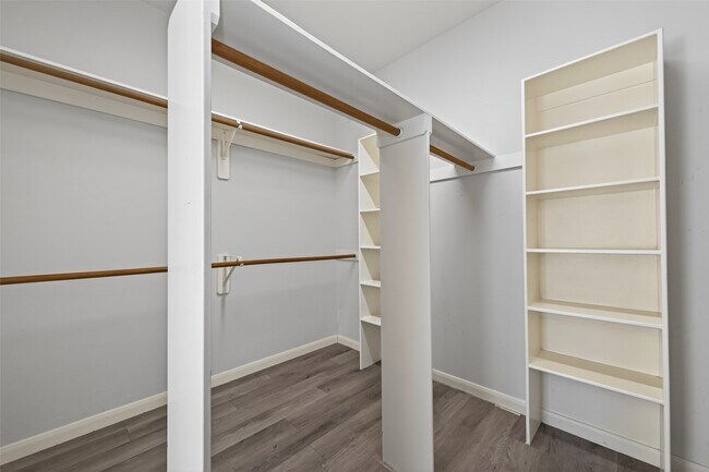 Building Photo - 23730 River Pl Dr