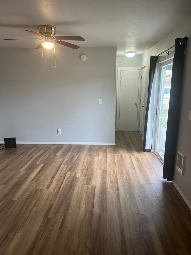 Building Photo - "PENDING APPLICATION" Charming 1 Bed/ 1 Bath Home with Large Yard