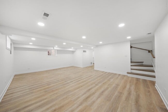 Building Photo - 6830 W Highland Ave