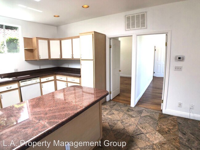 Building Photo - 1890-1896 Silver Lake Blvd