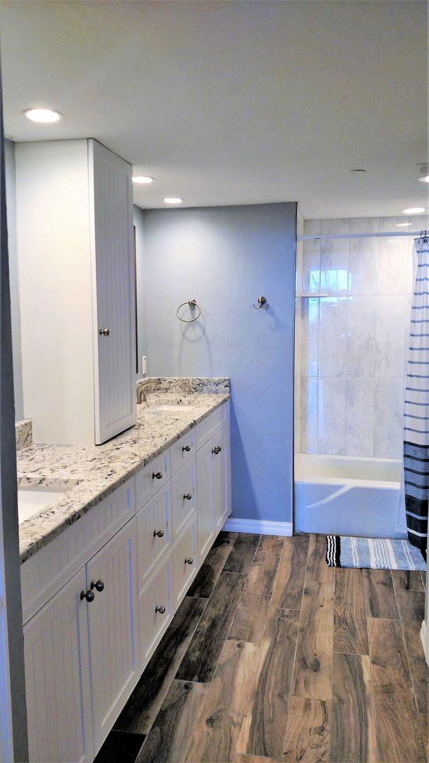 Building Photo - Seasonal Short-Term 2-Bedroom 2-Bathroom Condo located on Venice Island!