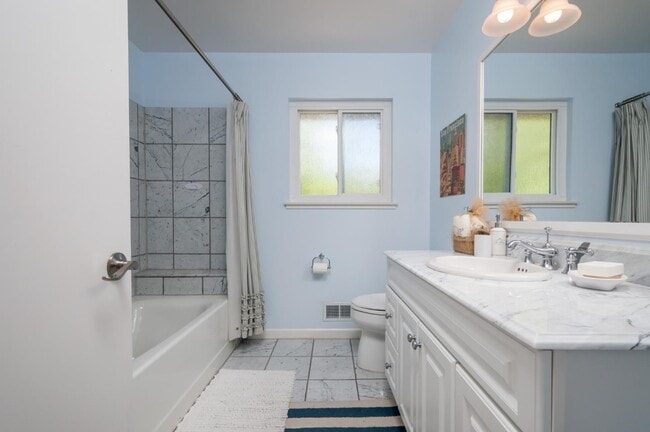 Building Photo - 3032 Brittan Ave