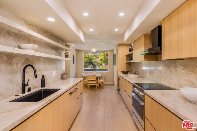 Building Photo - 818 N Doheny Dr