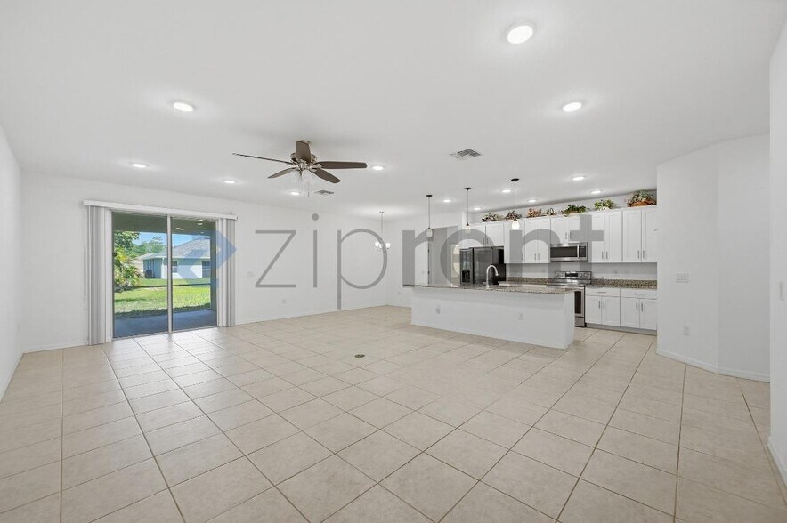 Building Photo - Unit