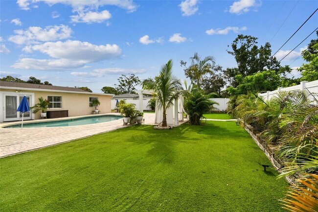 Building Photo - 2580 Granada Cir W