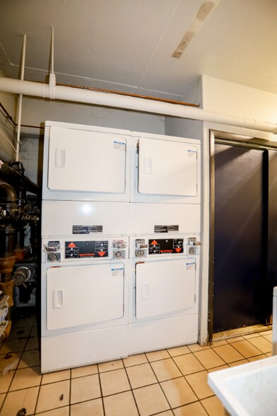 Building Photo - 541 W Briar Pl