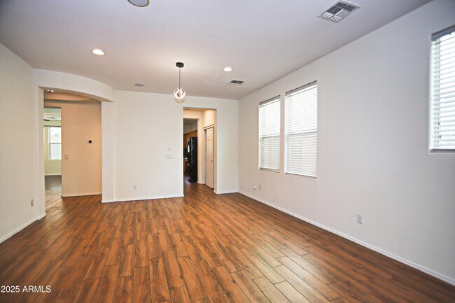 Building Photo - 1090 W Caroline Ln