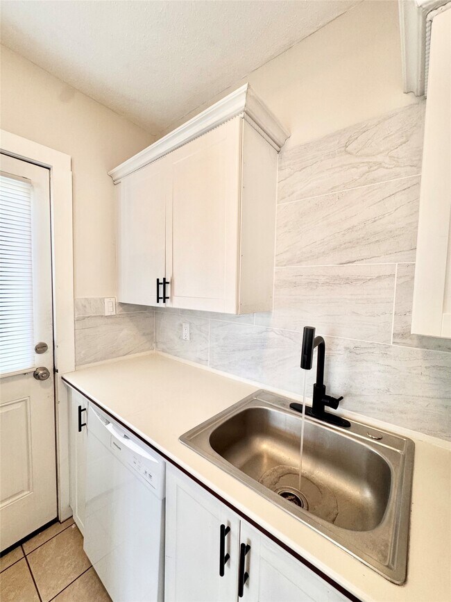 Building Photo - 629 E 11th St