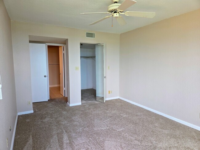 Building Photo - 5801 Bahia Del Mar Cir