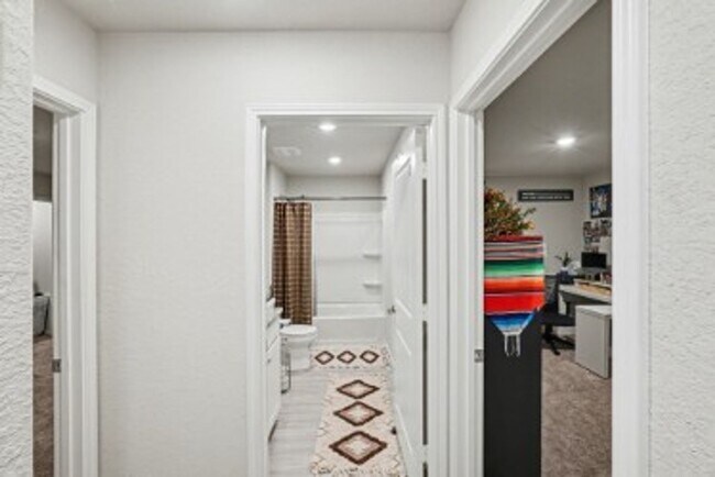 Building Photo - 3BED/2BATH HOUSE AVAILABLE FOR LEASE!
