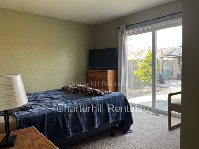 Building Photo - Lovely home on large lot down a private la...