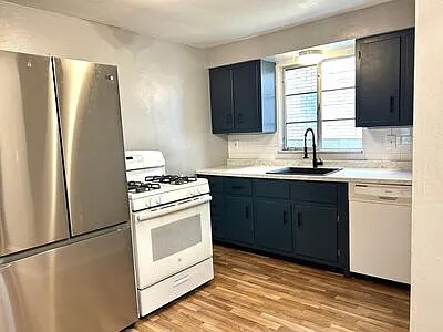 Building Photo - 735 Center Ave