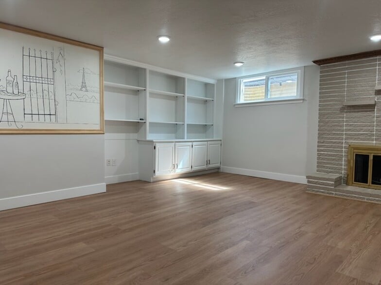 Family Room-1 - 329 E Saunders St