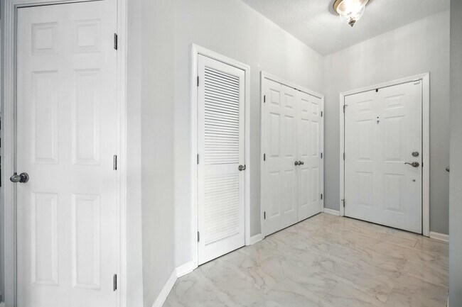 Building Photo - Bright Top-Floor Condo in Resort-Style Gated Community