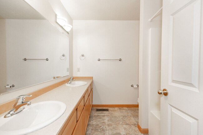 Building Photo - Centrally located Home with an Attached Garage