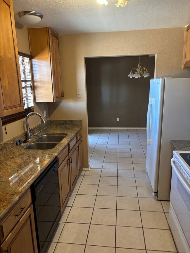 Building Photo - 5475 Valle Alegre