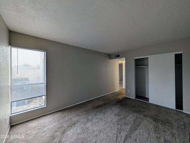 Building Photo - 4211 E Palm Ln