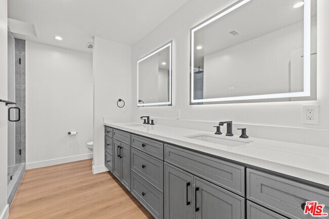 Building Photo - 3647 Grand View Blvd