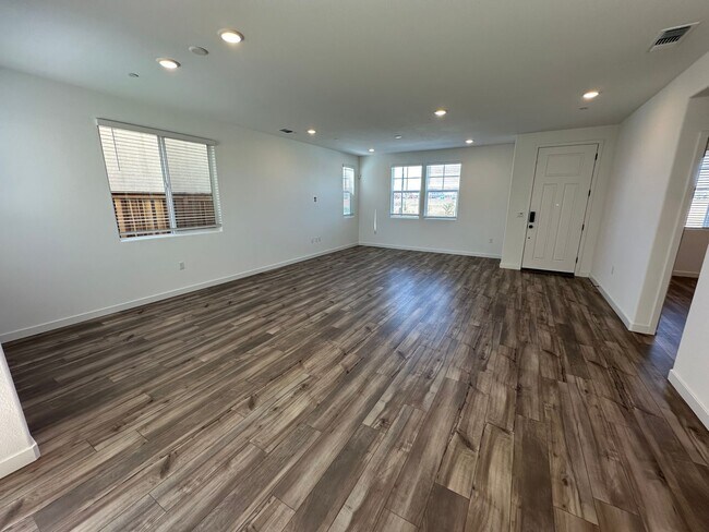 Building Photo - Stunning, Sun-Drenched 4BR + Loft Home in Lakeview – Loaded with Premium Upgrades!