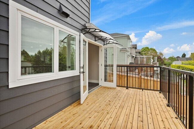 Building Photo - Gorgeous Remodeled West Seattle Craftsman w/ Air Conditioning