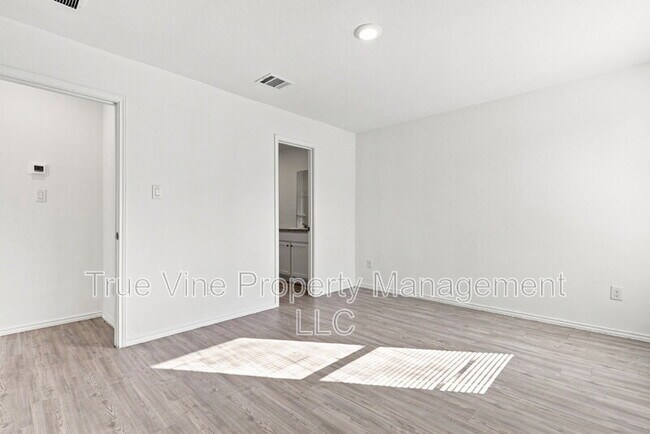 Building Photo - 2906 Millikan Dr