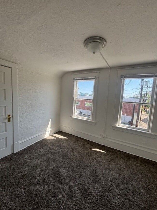 Building Photo - 2 Bed 1 Bath Updated Home