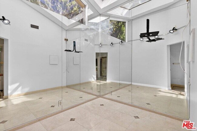 Building Photo - 3713 Dellvale Pl